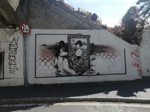 “Un muro che unisce”: la street art con Valentina di Crepax in via San Cristoforo a Milano, da via Troya all’ultimo passaggio a livello della città, verso i Navigli, zona Alzaia